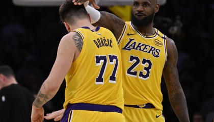 名记：交易詹姆斯非常困难 我认为他和东契奇新赛季还会一起打球